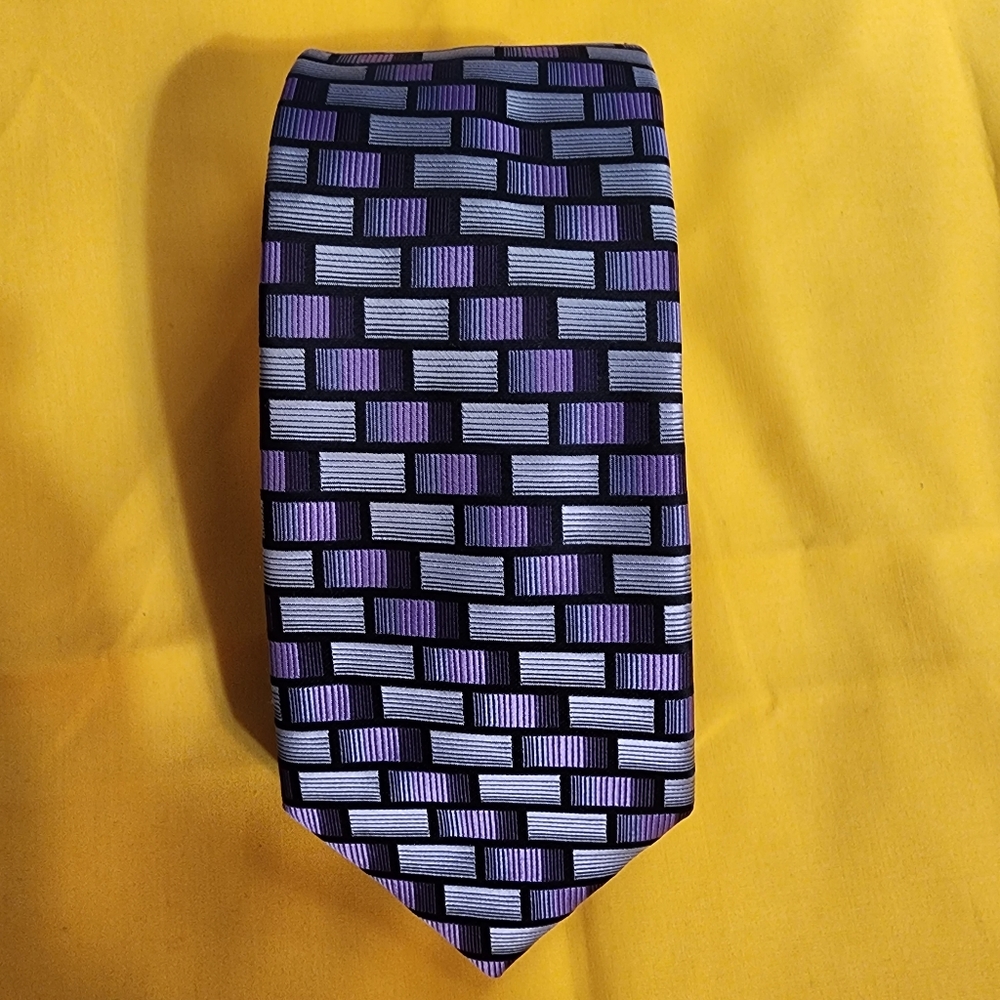 Vintage Sinio Tie, 100% silk.  Purple and black, 58x3.5 in